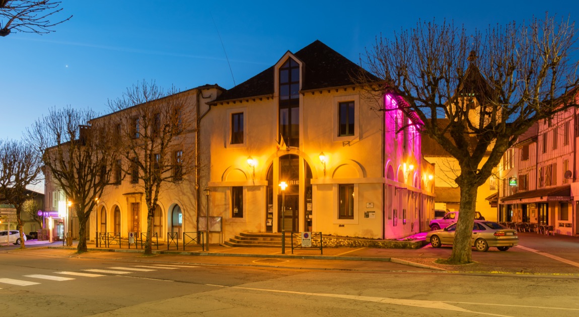 Maurs — la mairie (Cantal)